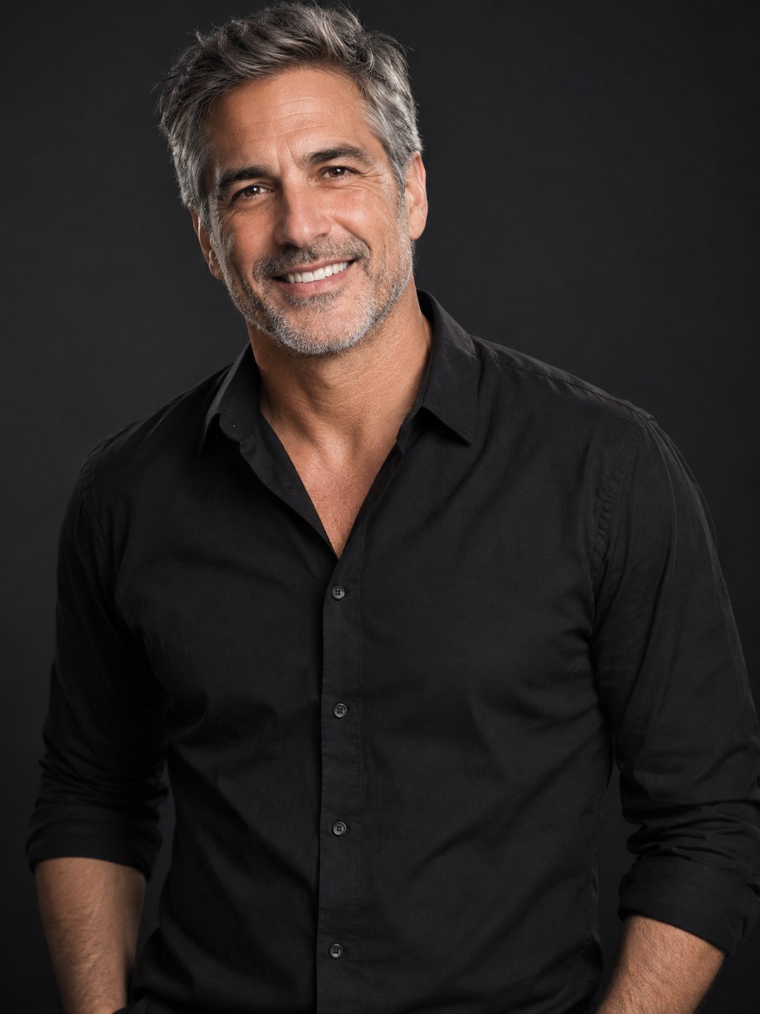 Hombre sonriendo con naturalidad